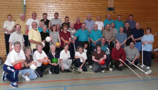 Gruppenfoto mit Mitgliedern, Betreuern und Ärzten